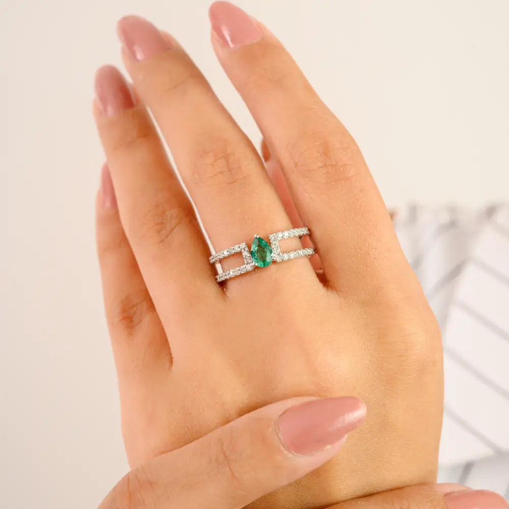 Newly Design 14K White Gold Natural Emerald & Diamond Split Shank Wedding Ring
