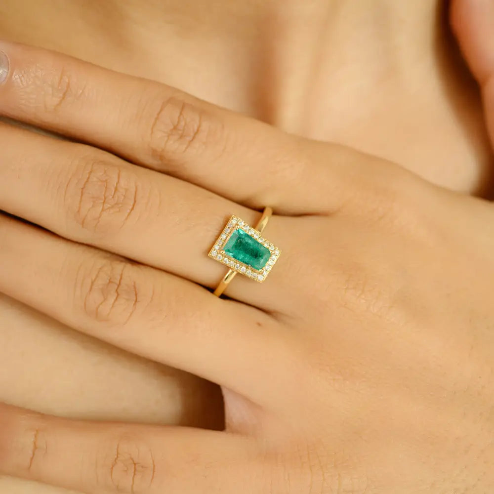 Latest Design Fine Emerald & Diamond Halo Stackable Ring K18 Yellow Gold Jewelry Supplier