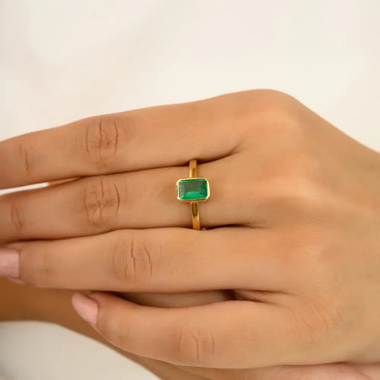 Bezel Set Emerald Simple Design Single Stone Ring Unisex Everyday Jewelry 18K Yellow Gold
