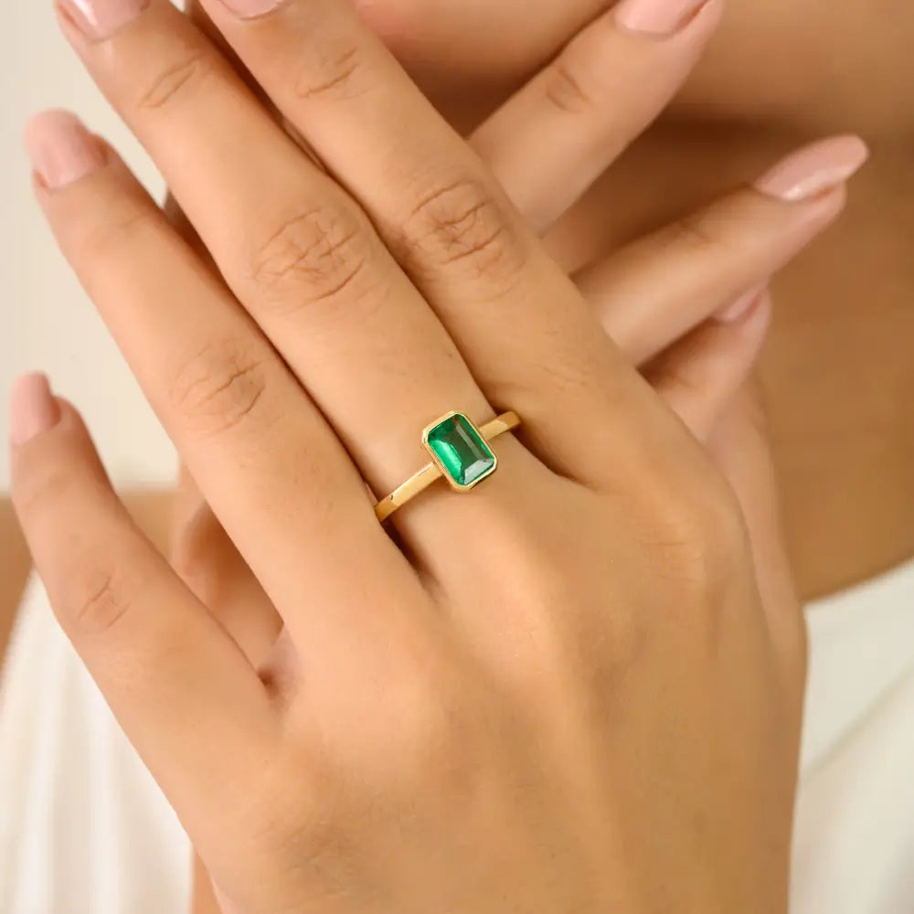 Bezel Set Emerald Simple Design Single Stone Ring Unisex Everyday Jewelry 18K Yellow Gold