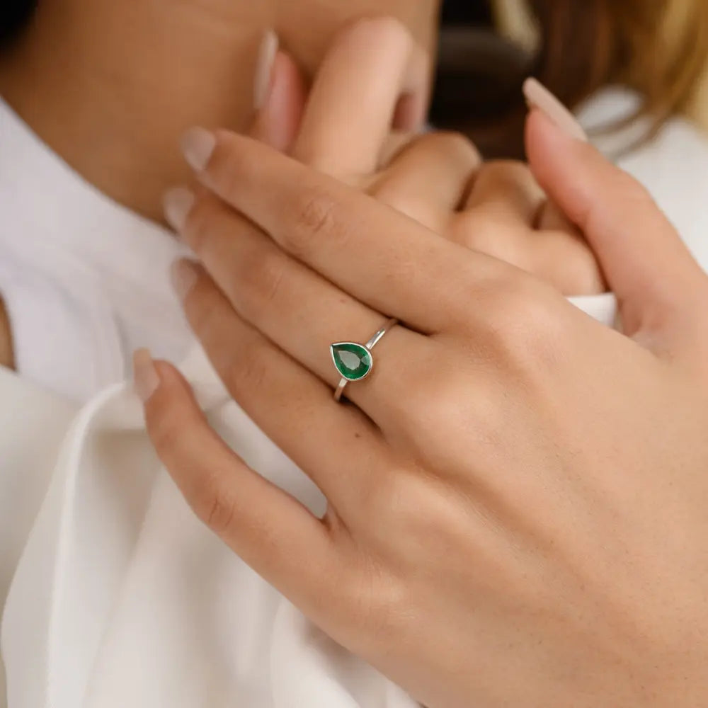 New Arrival Emerald 18K White Gold Pear Shape Gemstone Ring