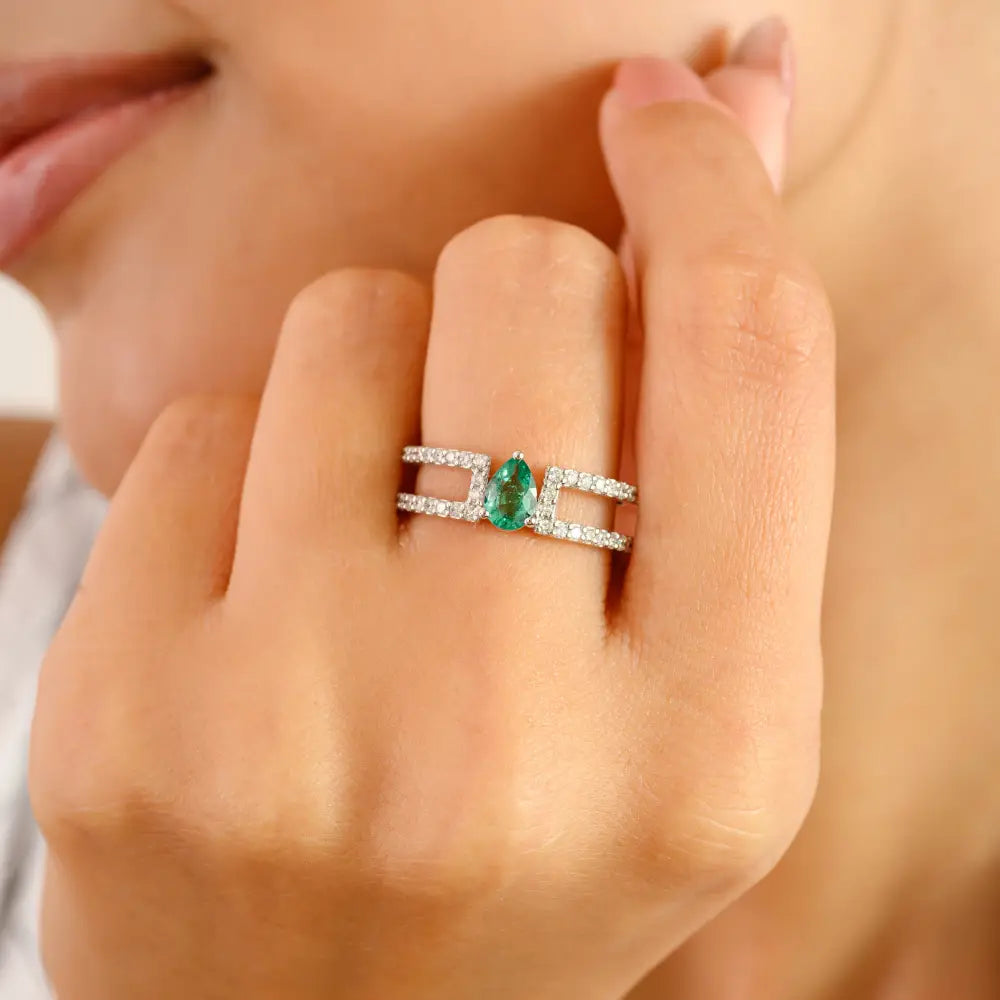 Newly Design 14K White Gold Natural Emerald & Diamond Split Shank Wedding Ring