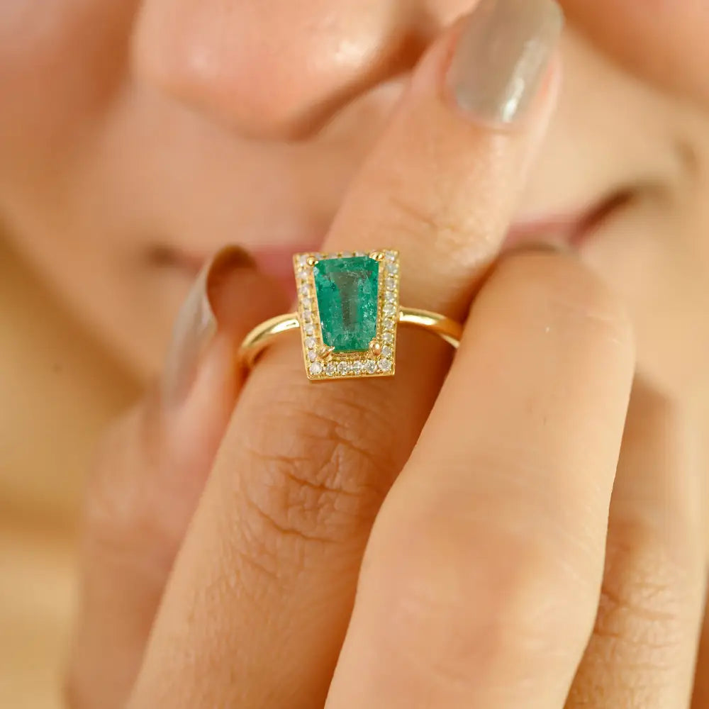 Latest Design Fine Emerald & Diamond Halo Stackable Ring K18 Yellow Gold Jewelry Supplier