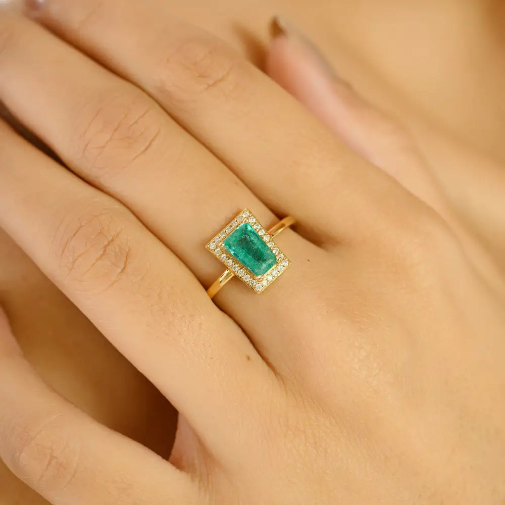 Latest Design Fine Emerald & Diamond Halo Stackable Ring K18 Yellow Gold Jewelry Supplier
