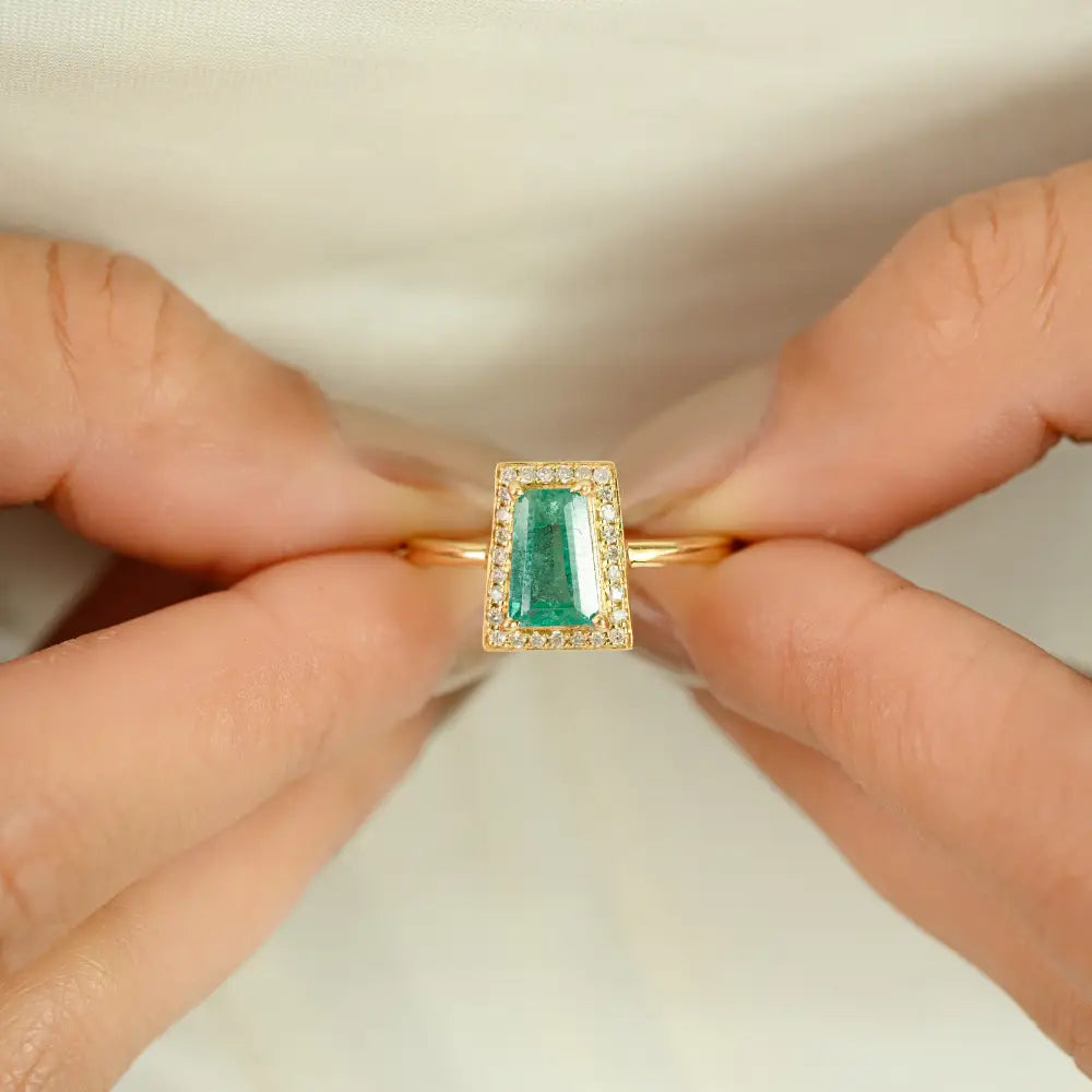 Latest Design Fine Emerald & Diamond Halo Stackable Ring K18 Yellow Gold Jewelry Supplier