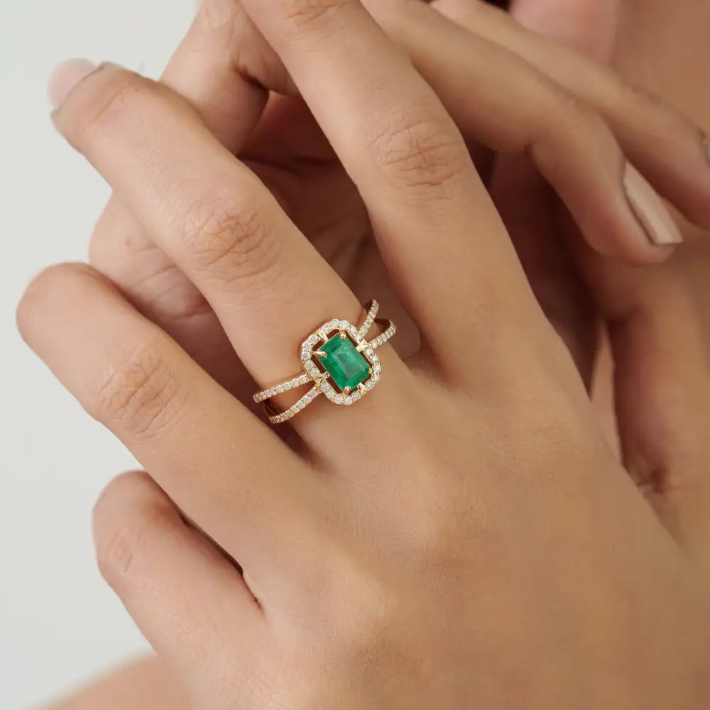 Customized Emerald & Diamond 14K Real Yellow Gold Split Shank Wedding Ring Latest Jewelry