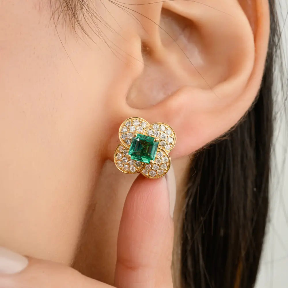 Elegant Floral Design 18K Fine Yellow Gold Emerald Diamond Clover Stud Earrings