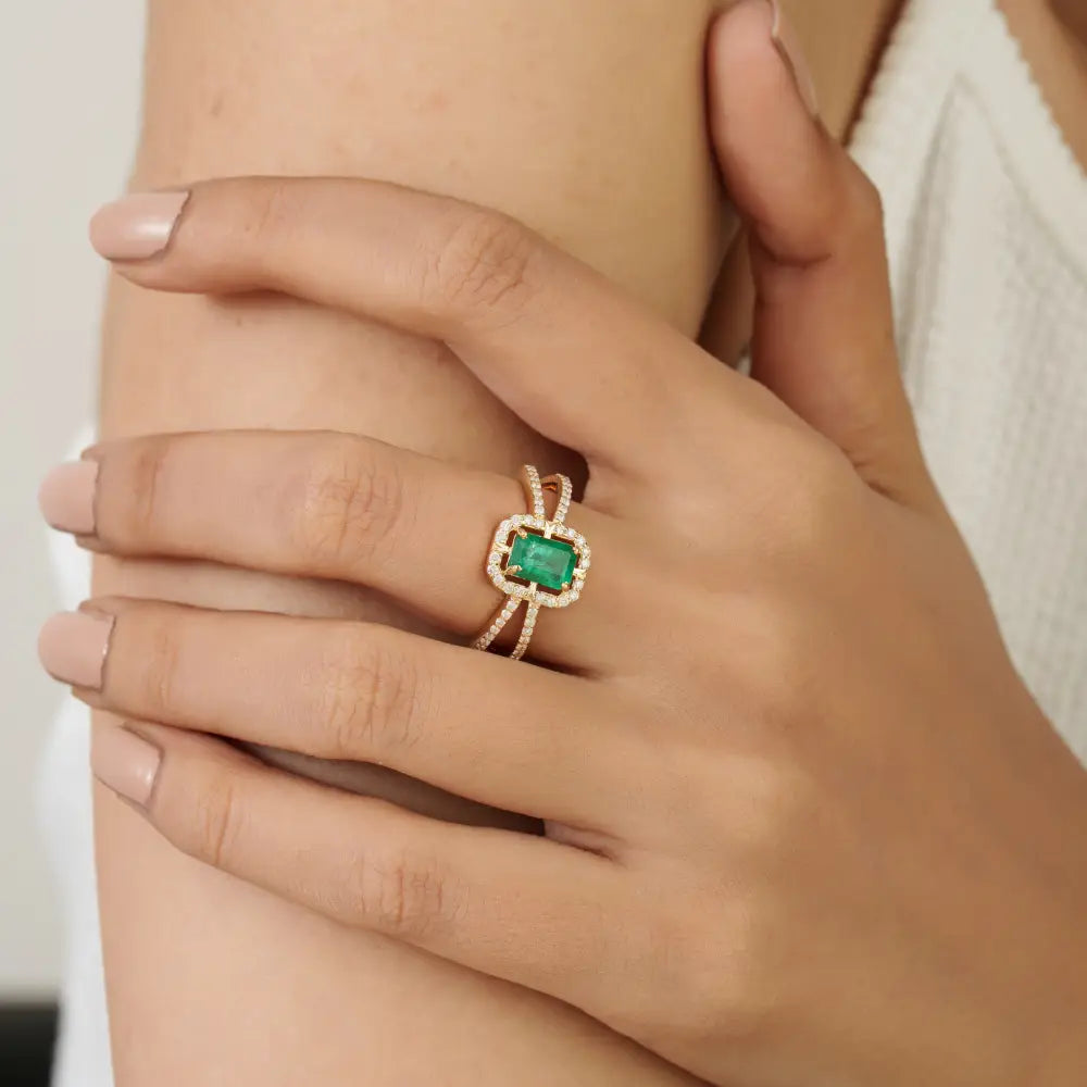 Customized Emerald & Diamond 14K Real Yellow Gold Split Shank Wedding Ring Latest Jewelry