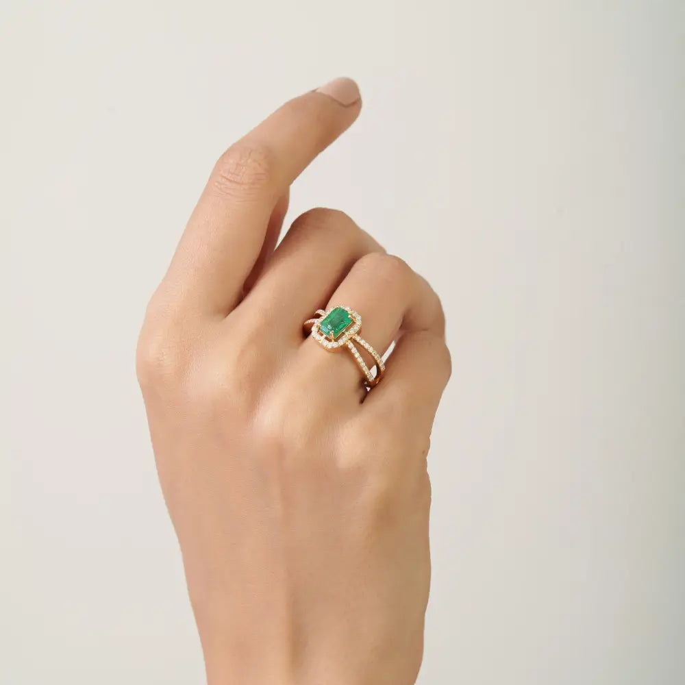 Customized Emerald & Diamond 14K Real Yellow Gold Split Shank Wedding Ring Latest Jewelry