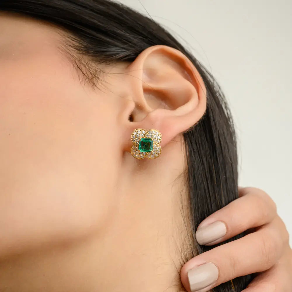 Elegant Floral Design 18K Fine Yellow Gold Emerald Diamond Clover Stud Earrings