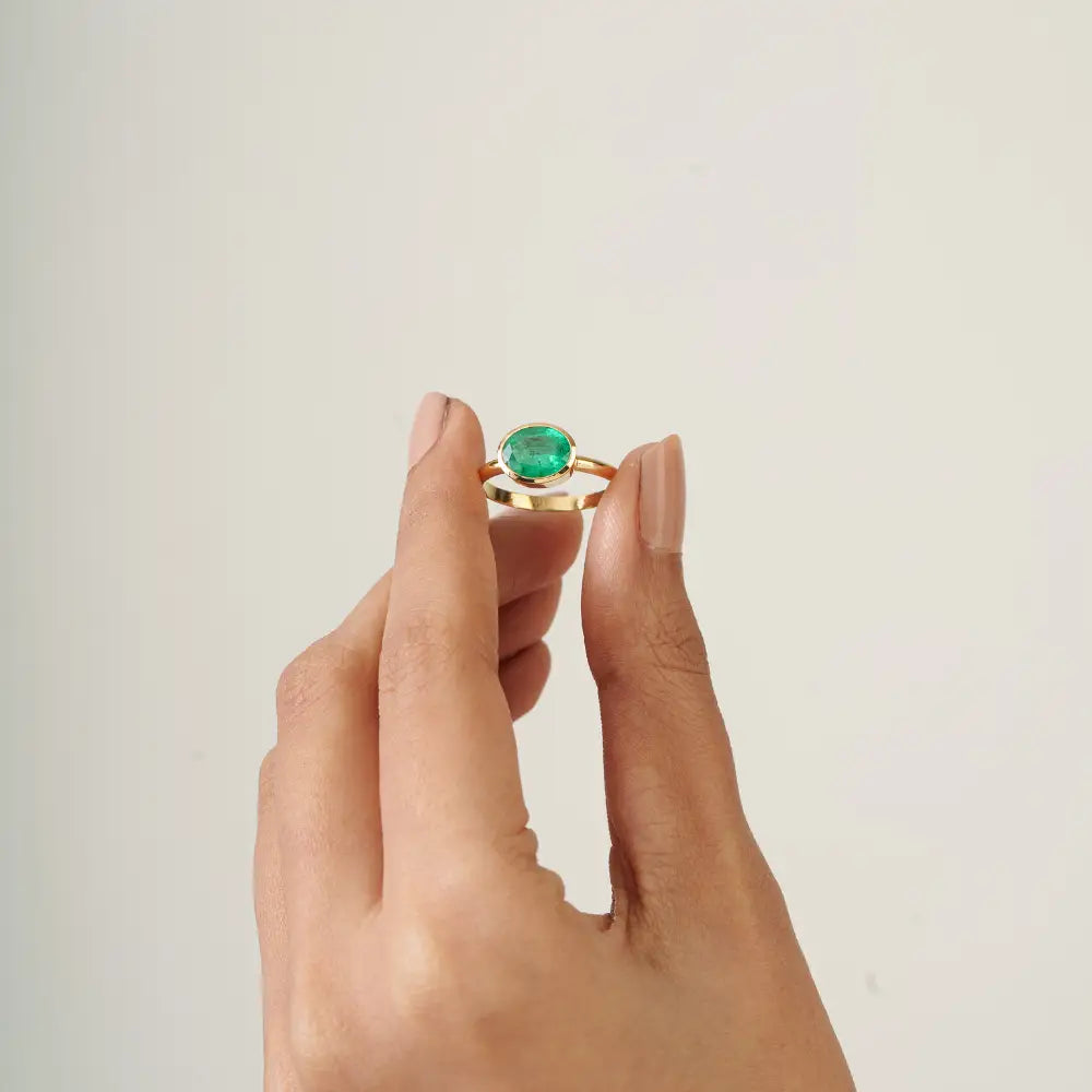 7x10 mm Oval Cut Emerald East West Set Gemstone Single Stone Ring K18 Pure Yellow Gold