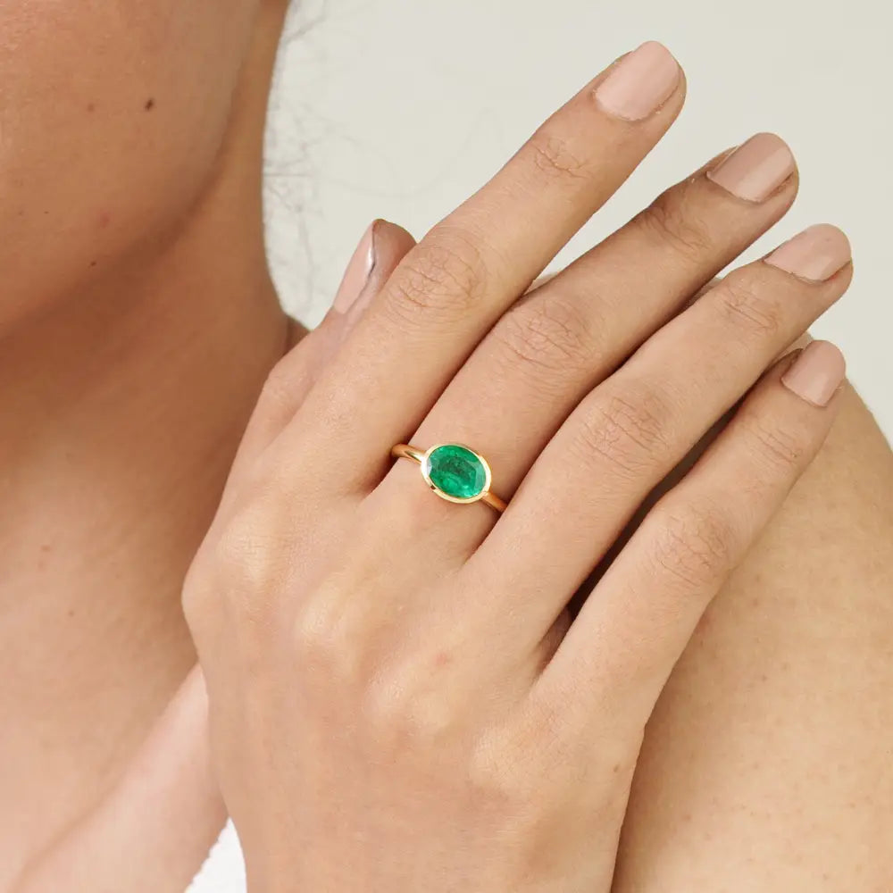 7x10 mm Oval Cut Emerald East West Set Gemstone Single Stone Ring K18 Pure Yellow Gold
