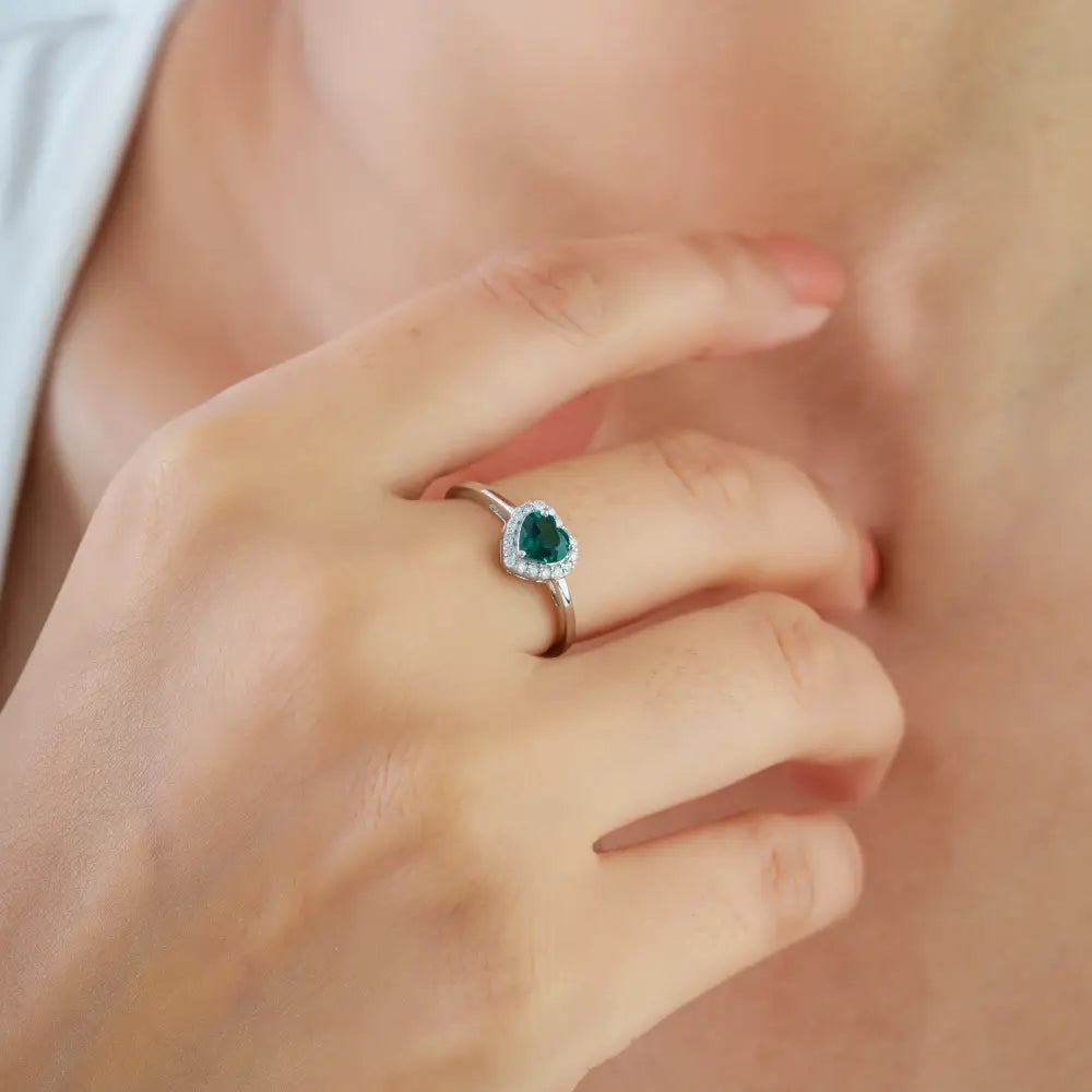 18K Solid White Gold Emerald & Diamond Heart Shape Cluster Ring Proposal Jewelry Supplier
