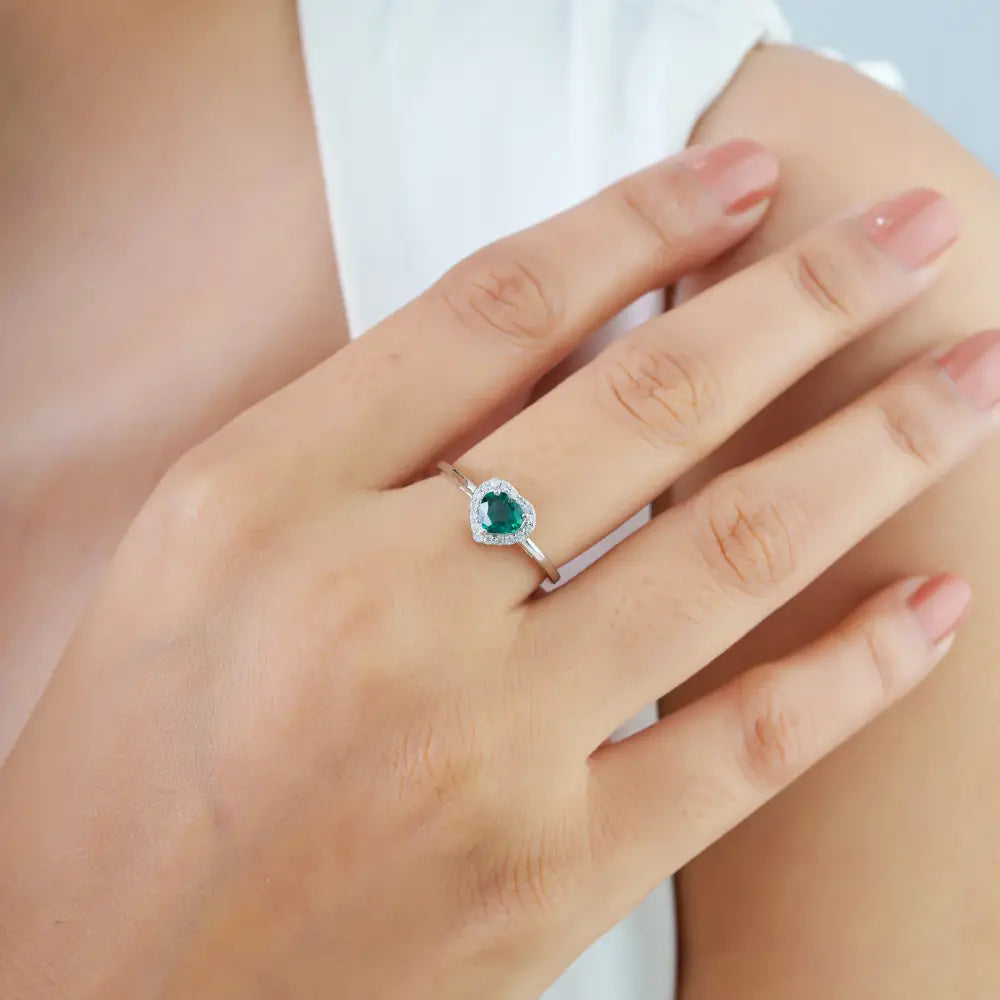 18K Solid White Gold Emerald & Diamond Heart Shape Cluster Ring Proposal Jewelry Supplier