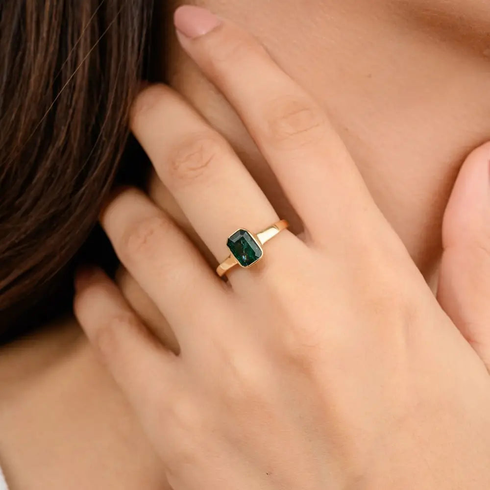Elegant Jewelry 18k Yellow Gold Emerald Solitaire Unisex Ring