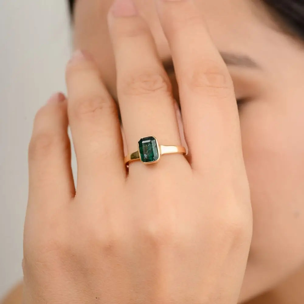 Elegant Jewelry 18k Yellow Gold Emerald Solitaire Unisex Ring