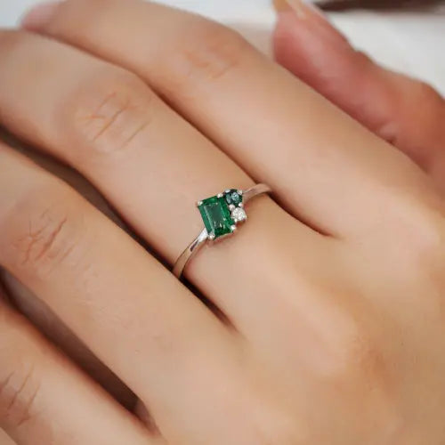 Classic Emerald Gemstone & Diamond Minimal Design Fine Ring For Women's Party Wear
