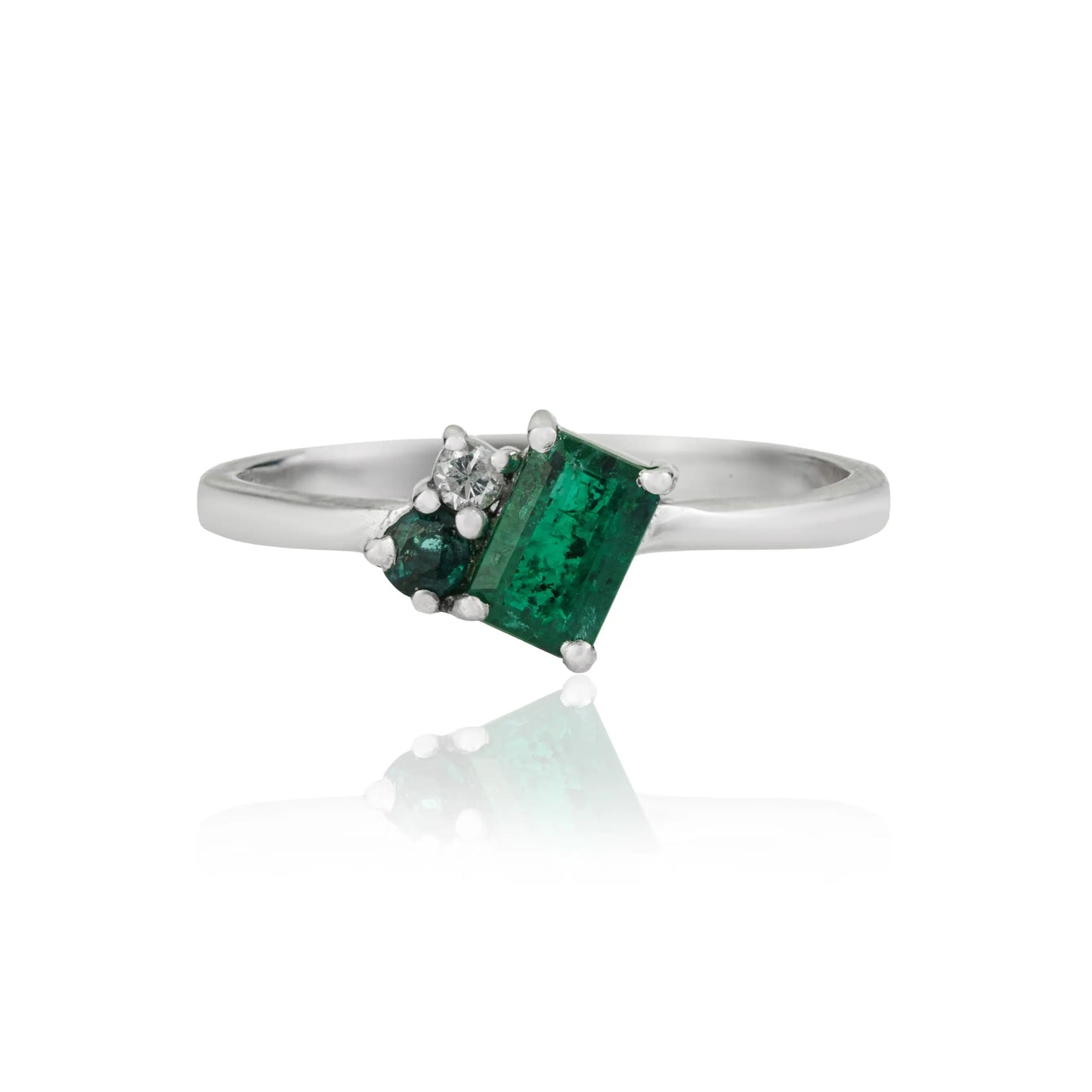 Classic Emerald Gemstone & Diamond Minimal Design Fine Ring For Women's Party Wear