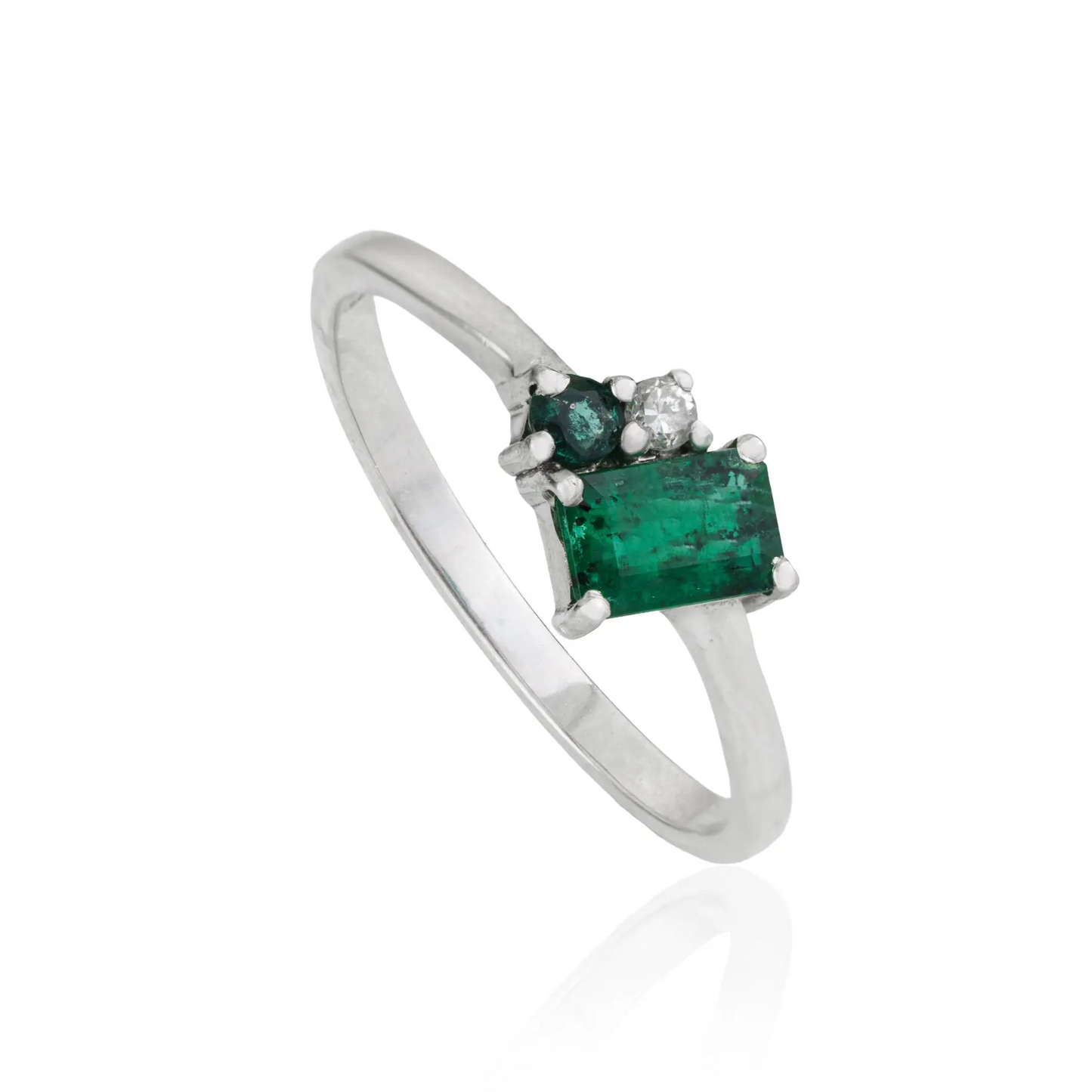 Classic Emerald Gemstone & Diamond Minimal Design Fine Ring For Women's Party Wear